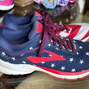 Brooks Navy and Red Star Pattern Sneakers